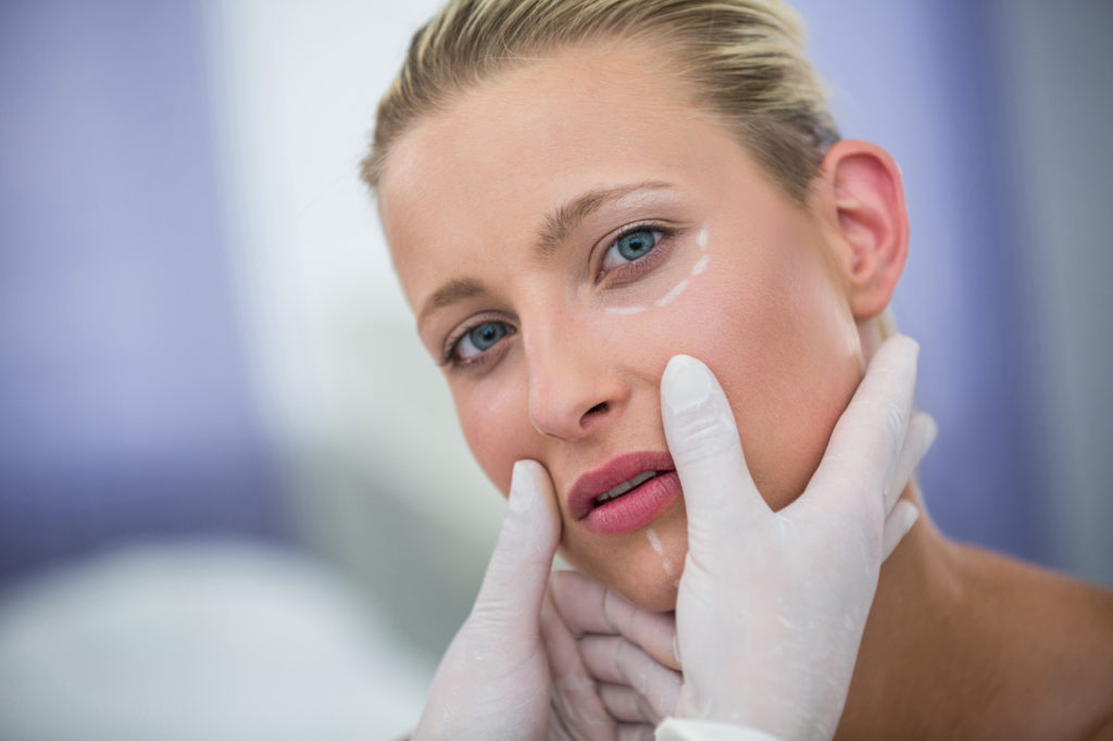 Botox- und Hyaluronbehandlungen um Falten zu entfernen